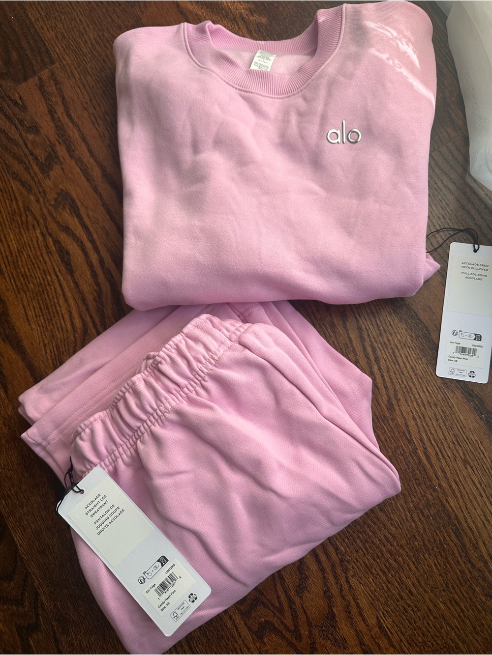 *SET* NWT Alo Accolade Set in Candy Heart Pink ๐ - Picture 8 of 9